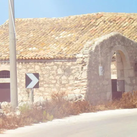 Spacious House In With Terrace And Garden Hébergement de vacances Lido di Noto