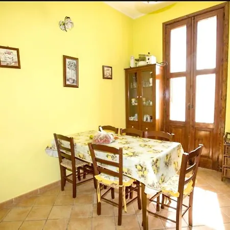 Hébergement de vacances Spacious House In With Terrace And Garden