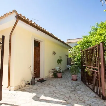 Hébergement de vacances Spacious House In With Terrace And Garden Lido di Noto