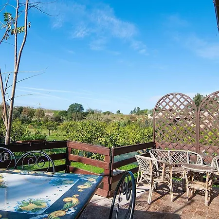 Spacious House In With Terrace And Garden Hébergement de vacances *