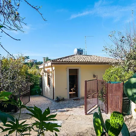 Hébergement de vacances Spacious House In With Terrace And Garden