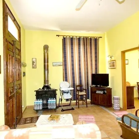 Spacious House In With Terrace And Garden Hébergement de vacances