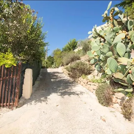 Spacious House In With Terrace And Garden Hébergement de vacances