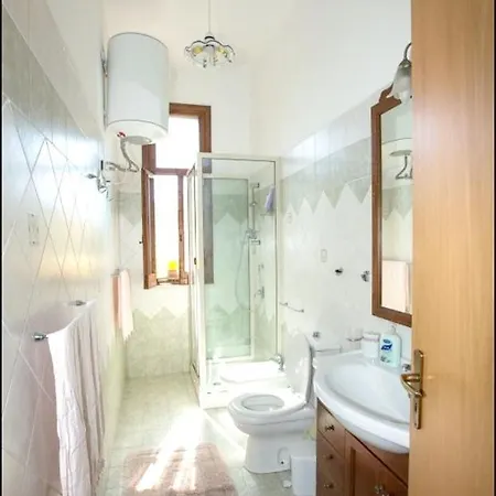 Hébergement de vacances Spacious House In With Terrace And Garden *