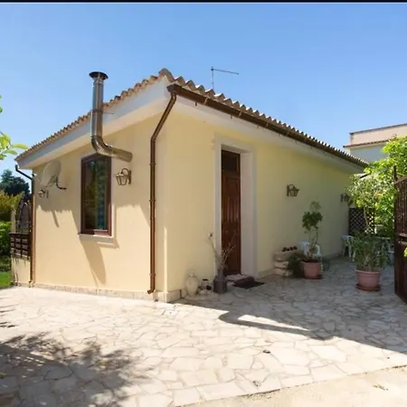 Hébergement de vacances Spacious House In With Terrace And Garden *