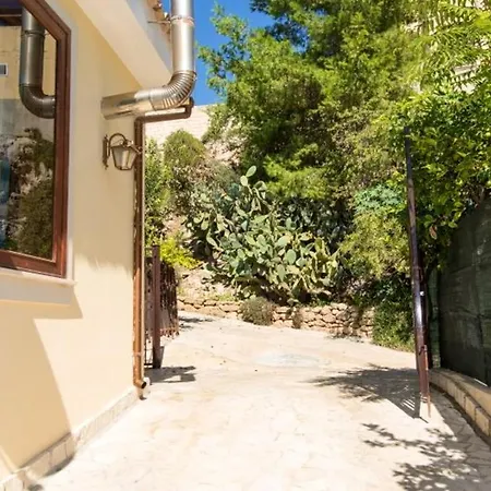 Hébergement de vacances Spacious House In With Terrace And Garden